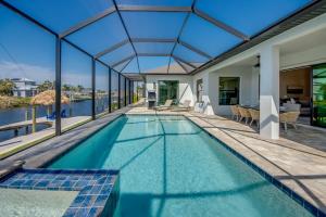 CoralVilla Serenity - brandnew, on water, spa, pool, office, BBQ, tiki hut