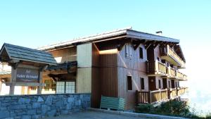 Résidence Saint Bernard - Appartement de charme pour 6 personnes, dans une résidence skis aux pieds avec accès piscine et parking privé dans le village du MAE-8971