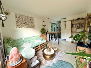 Appt jardin privé 2 pièces piscine, tennis pétanque dans résidence