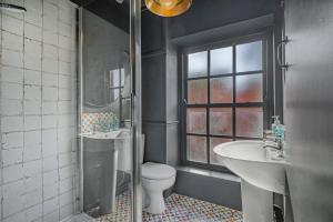 GuestReady - Rose and Monkey