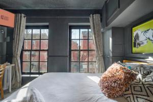 GuestReady - Rose and Monkey