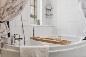 The Kensington Luxe Residence - Elite Location