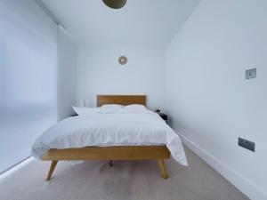 Luxurious & Spacious 2 Bedrooms & 2 Bathrooms Flat With Balcony Near Birmingham City Centre