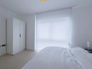 Luxurious & Spacious 2 Bedrooms & 2 Bathrooms Flat With Balcony Near Birmingham City Centre