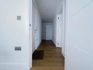 Luxurious & Spacious 2 Bedrooms & 2 Bathrooms Flat With Balcony Near Birmingham City Centre