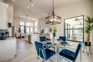 CoralVilla Serenity - brandnew, on water, spa, pool, office, BBQ, tiki hut