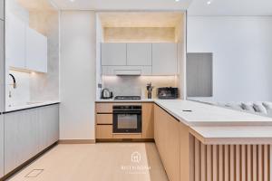Upscale 1BR with Jacuzzi Prime Location in JVC