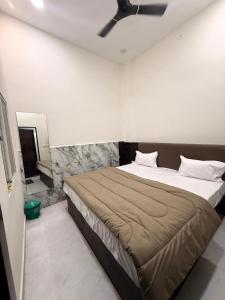 hotel vasudev near mandir and station