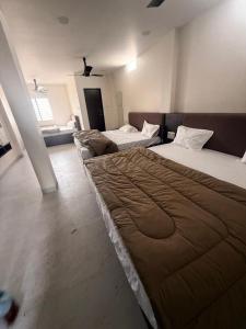 hotel vasudev near mandir and station
