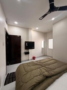 hotel vasudev near mandir and station