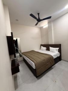 hotel vasudev near mandir and station