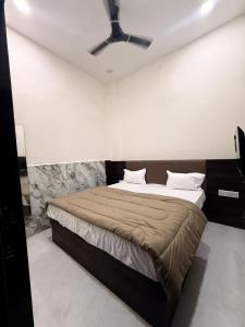 hotel vasudev near mandir and station