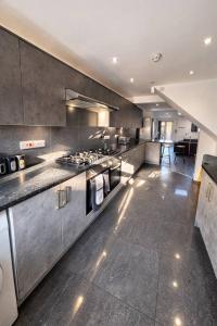 Spacious 9 Bed House | Central Reading | Parking