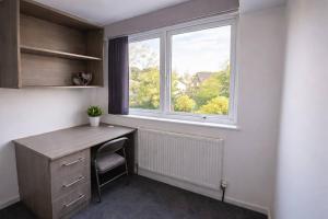 Spacious 9 Bed House | Central Reading | Parking