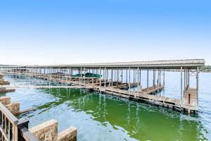 Lake Hamilton Haven: Top-Floor Condo with Boat Slip, Pool & Pickleball