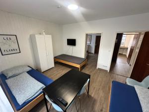 Zwei Zimmer Unterkunft - Apartments und Monteurzimmer BW - Küche, Bad und Garten