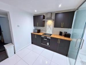 New 3 Bedroom Flat Close to Station