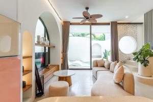 2BR Elegant Smart Mediterranean Villa Batu Bolong 5 min to beach