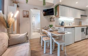 2 Bedroom Nice Home In Meschers-Sur-Gironde