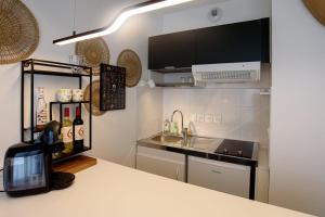 Bright modern with shared garden near Metro