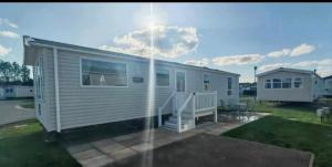 9 Fairway, Hopton Holiday Park - Three bedroom, sleeps 6, kitchen, lounge and dining area - Minimum 3 night breaks