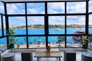 The Strand 16 - Spacious Sliema Seafront Apartment-Prime Location