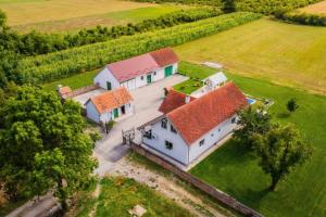 Green Oasis Estate with Private Pool and Backyard near Zagreb