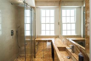 Exclusive 4BR House in Heart of Victoria Station