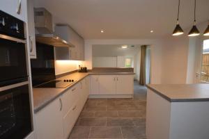 Ideal for contractors - 5 Bed House - free parking