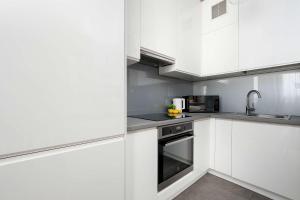 Cozy Apartment with Balcony & Parking by Noclegi Renters