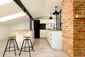 Industrialny Apartament na Poddaszu z Parkingiem by Noclegi Renters