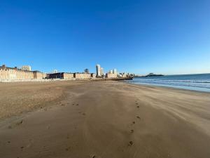 Departamento vanguardista frente al mar