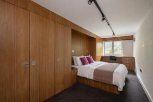 Deluxe 2-Bed Apartment with 24 Hour Security & Private Terrace