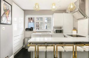 Best Location In London - Kings Road 3-Bed Home with Terrace, AC & Netflix