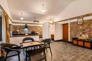 ELIVAAS The Aravalli Reserve The Bliss Pet-Friendly Villa with Pool, Gazebo, Lawn and Jacuzzi