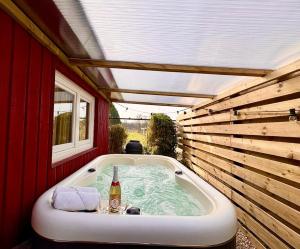 New Charming Scandinavian eco house with garden and jacuzzi