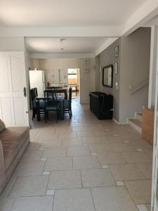 Um sobrado em Ipanema a um quadra do mar para 15 pessoas