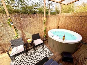 Romantic Tiny House with Private Jacuzzi and Garden between Amsterdam Haarlem and Schiphol Airport