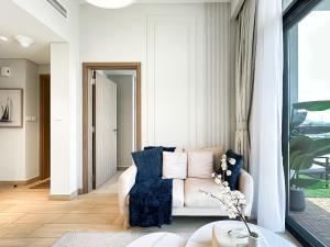 Exquisite 2BR Oasis w Pool View in Meydan