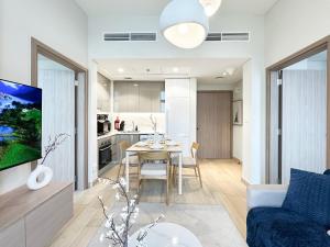 Exquisite 2BR Oasis w Pool View in Meydan