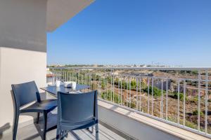 2 bedroom flat with balcony, valley views KARP1-8