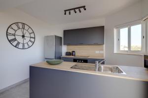 2 bedroom flat with balcony, valley views KARP1-8