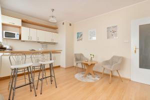 Cozy Apartment Jelitkowski Dwór in Gdansk with Parking by Noclegi Renters