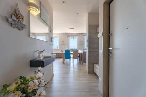 Wanderlust by MONHOLIDAY