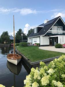 Villa Verderop - Luxury Lakeside Villa with Terrace & Water Views in Friesland