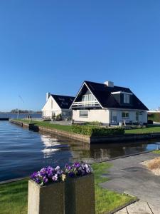 Villa Verderop - Luxury Lakeside Villa with Terrace & Water Views in Friesland