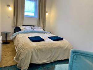 Solesmes, 3 personnes, terrasse, plain-pied