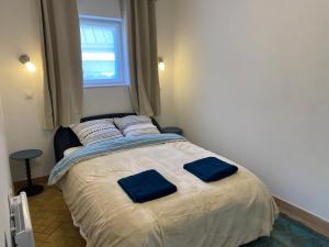 Solesmes, 3 personnes, terrasse, plain-pied