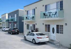 MIRANDO PLACE #4---BEACH ACCESS, ,POOL, HOTTUB, GYM,3 Lounges, Townhouse #4 -Airport 10 mins