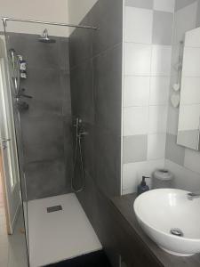 CASA ANELLA giardino privato LAGO VARESE MILANO